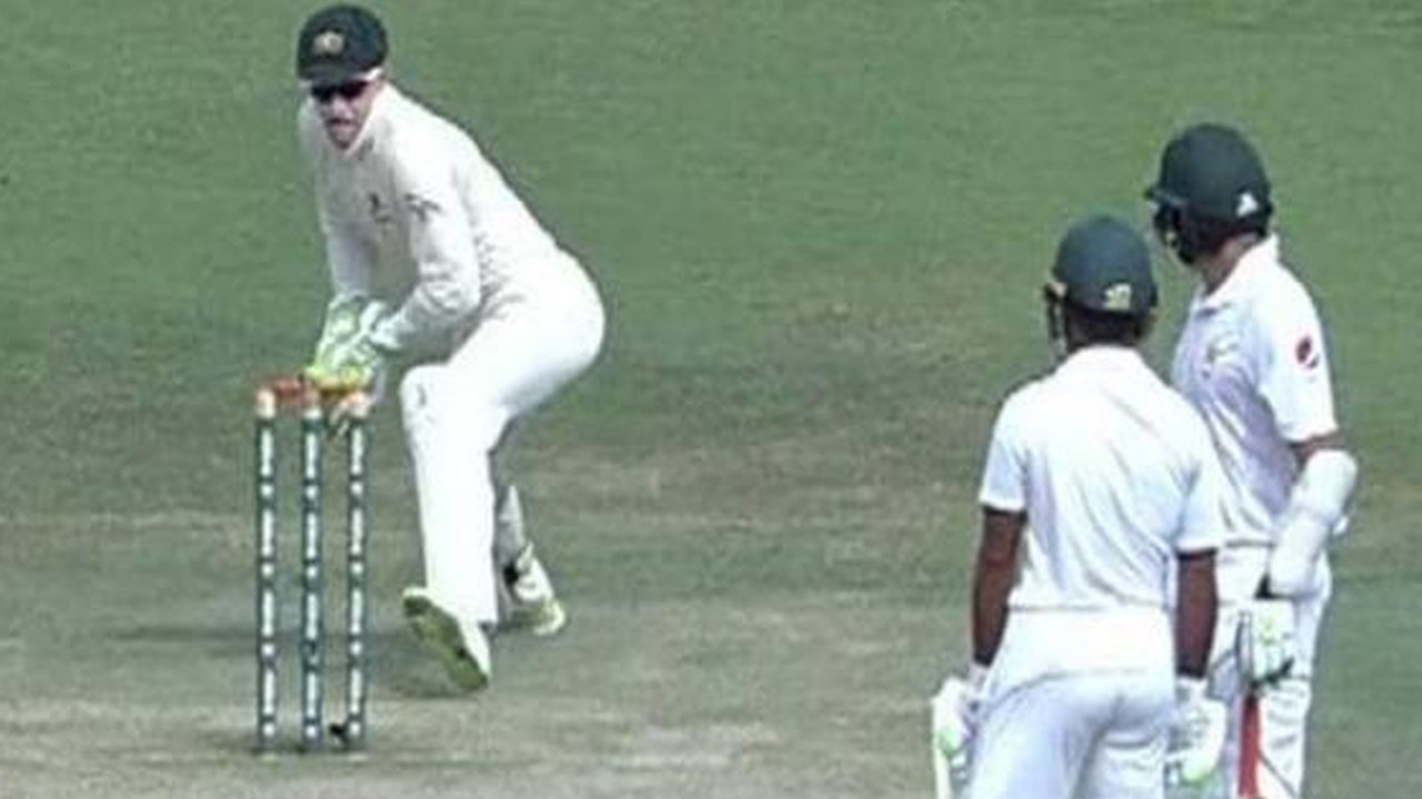 Pakistani Batsman Azhar Ali Bizarre Run Out Against Australia | वनइंडिया हिंदी
