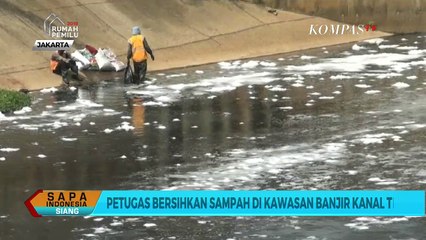 Petugas Bersihkan Sampah di Kawasan Banjir Kanal Timur
