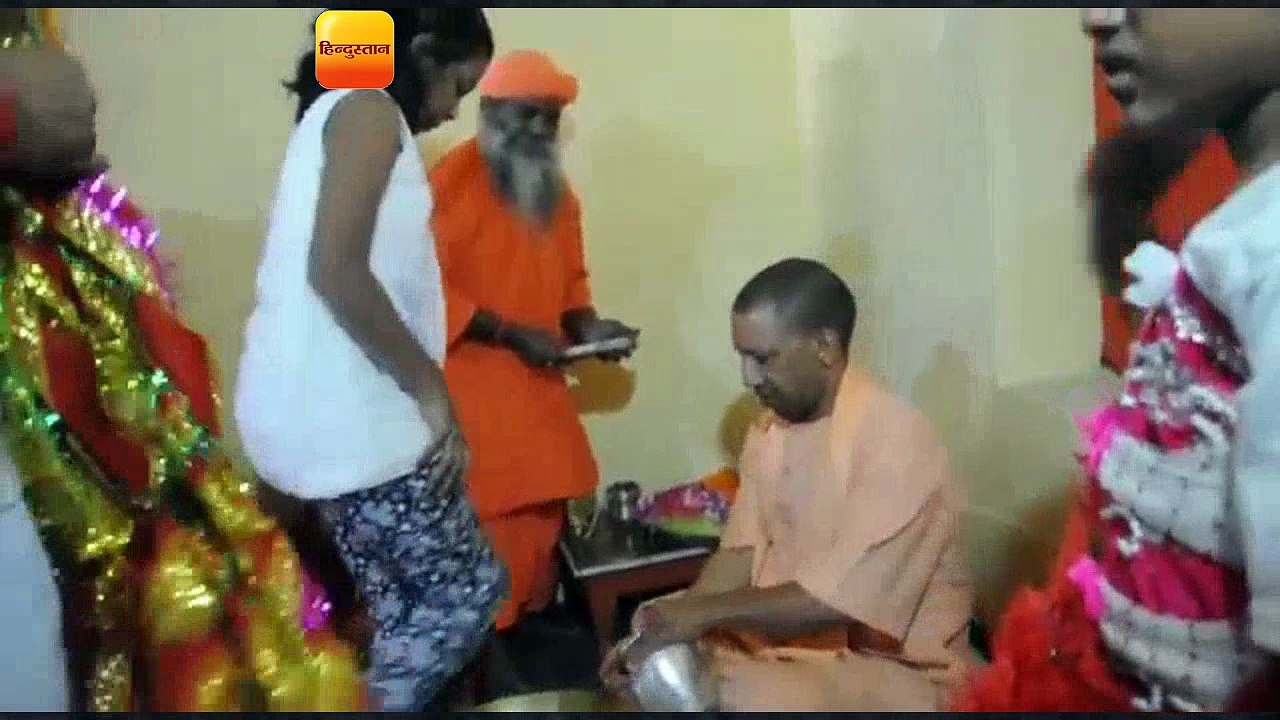 सीएम योगी आदित्यनाथ ने नवमी पर गोरखनाथ मंदिर में कन्या भोज किया