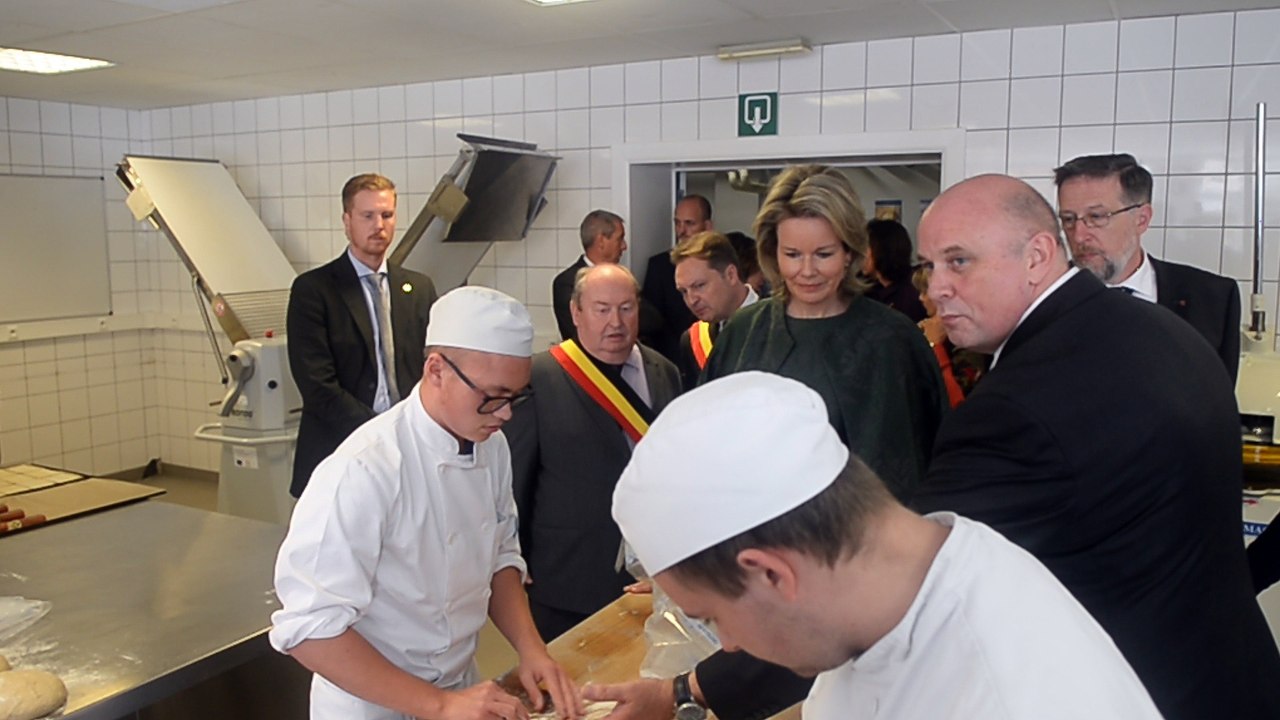 La Reine Mathilde en visite à l' école d'hôtelerie.Vidéo Eric Ghislain