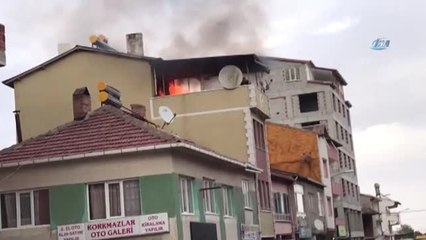 Alevlerin İçerisinde Kalan Yaşlı Adam İtfaiye Ekipleri Tarafından Kurtarıldı