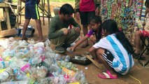 أطفال يجمعون النفايات البلاستيكية لتلقّي العلم في كمبوديا