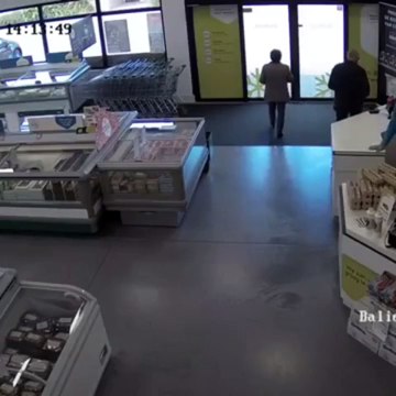 Régis va faire ses courses à scooter électrique