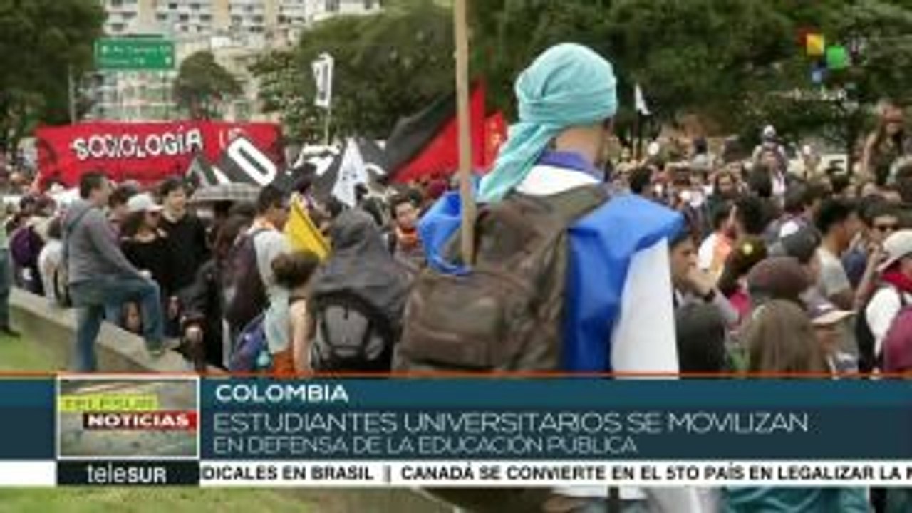 Universitarios colombianos marchan en defensa de la educación pública