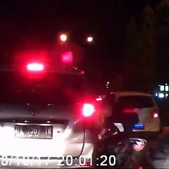 Perhatikan Sepeda Motor Menerobos  Jl.Macet di_depan_SPBU_Setia _Budi Medan