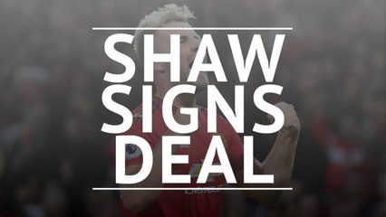 Télécharger la video: Shaw signs long-term Man United deal