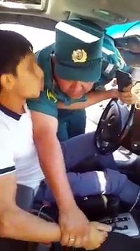 ВИДЕО: Инспектор ДПС залез в чужую машину, заслонил водителя собой и просит показать документы