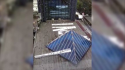 Ventos 'arrancam' telhas de shopping no Centro