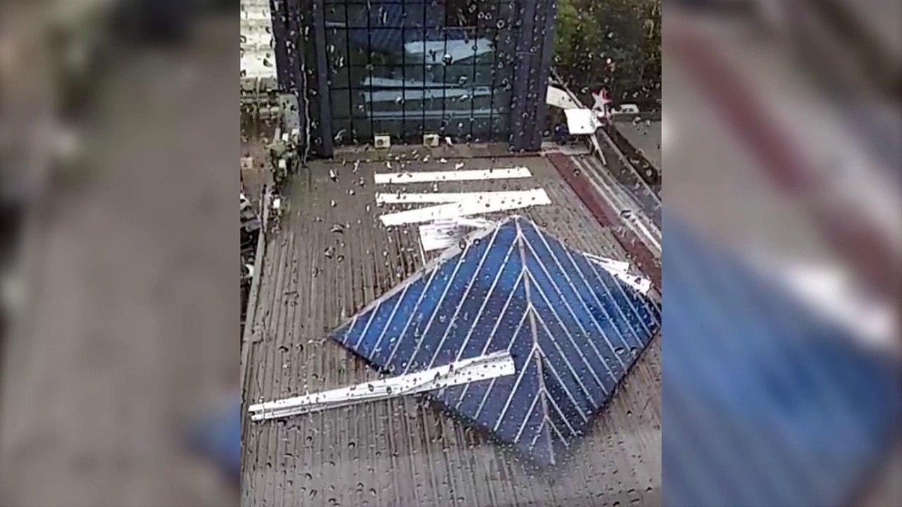 Ventos 'arrancam' telhas de shopping no Centro