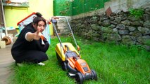 Çim Biçme Makinesi ile Bahçemizi Düzenledik | Lawn Mowers for Kids | Garden Work with Özlem