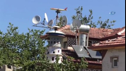 Köydeki Evinin Bahçesine 8 Metre Uzunluğunda Uçak Maketi ve Kulesi Yaptı