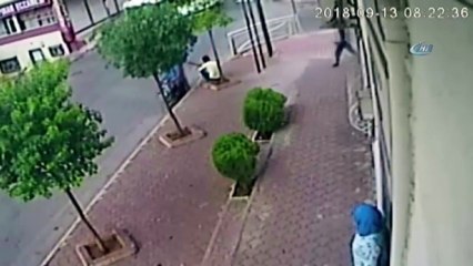 Konuşurken Telefonunu Çaldılar! O Anlar Kamerada