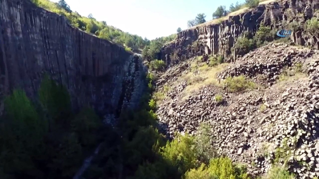 5 Milyon Yıllık Altıgen Prizmalar Şeklindeki Kayalık Görenleri Şaşırtıyor