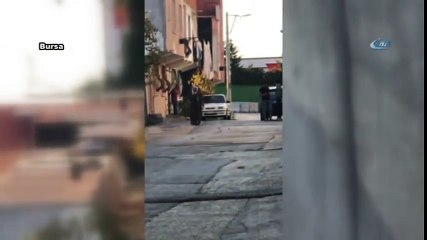 İnsafsız Gelin! Sokak Ortasında Kaynanasını Dövdü