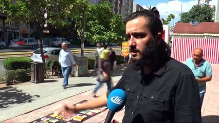 Çocukluğundan Bu Yana Biriktirdiği Kitapları Satıp Harçlığını Çıkarıyor