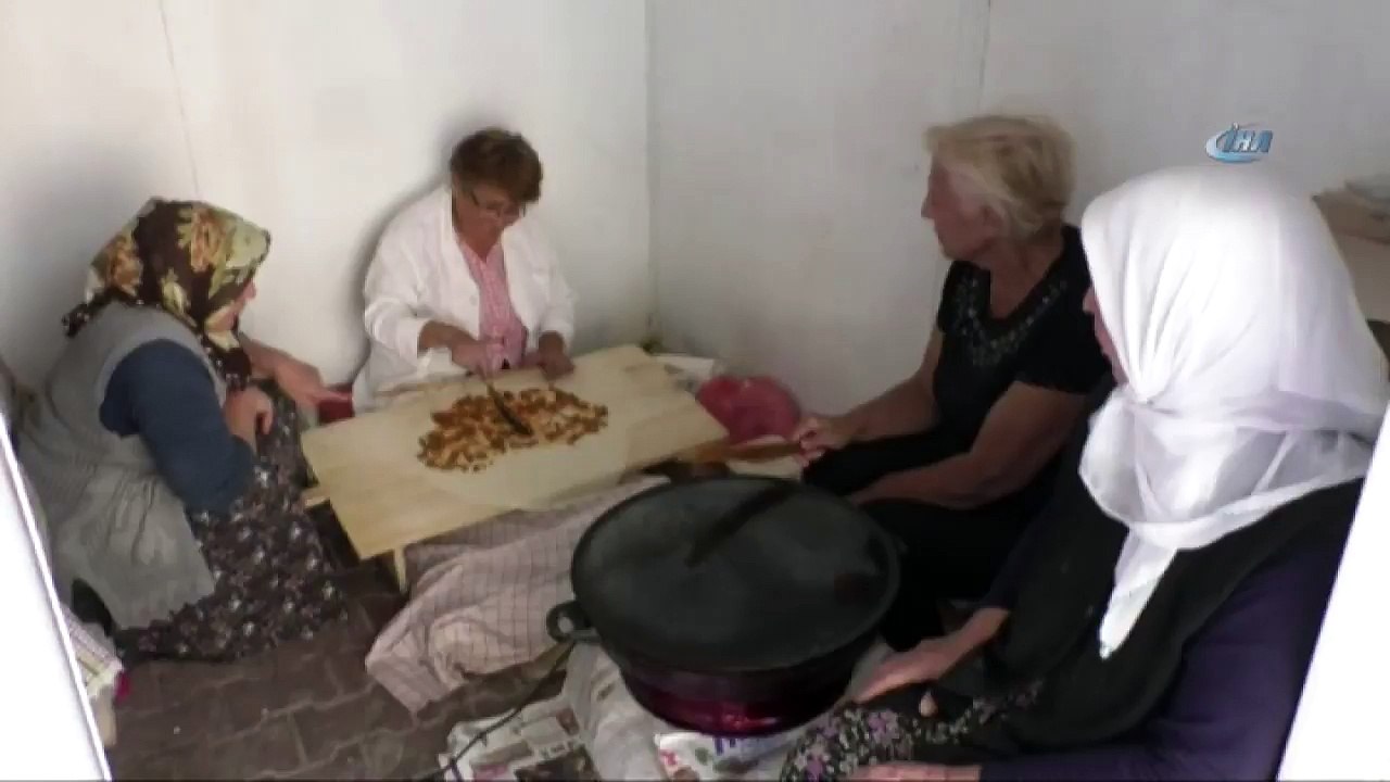 Emekli öğretmenler, Mantı ve Börek Satarak Öğrencilere Burs Veriyor