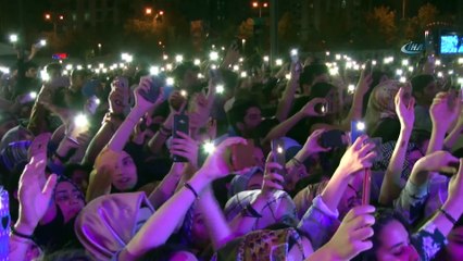 Diyarbakır’da “Gençlik Festivali”nde ünlü şarkıcı Selçuk Balcı ve Buray Hoşsöz sahne aldı