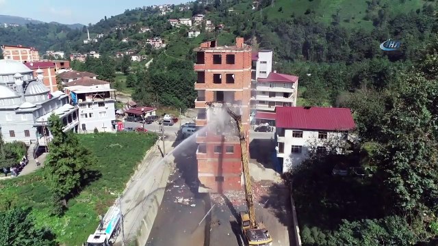 Rize'deki 7 Katlı Binanın Yıkımı Havadan Görüntülendi