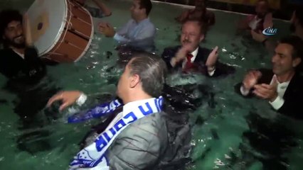 Hızını Alamayan Belediye Başkanı Takım Elbise İle Havuza Atladı