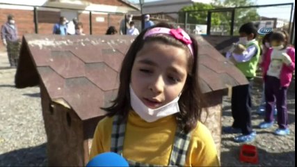 Öğrenciler Yavru Köpekleri Doyasıya Sevdi