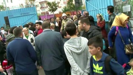 Bahçelievler'de Ortaokul'da Yangın Çıktı, Veliler Okula Akın Etti