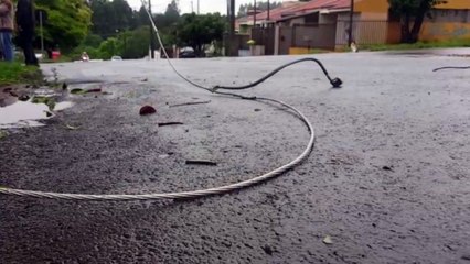 Fiação de poste arrebenta no Bairro Brasília