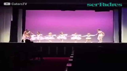 El tierno vídeo de un padre que sale al escenario a bailar ballet con su hija de dos años enamora a las redes