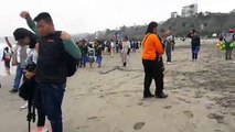 Niños de 21 pueblos originarios y comunidades afroperuanas conocen por primera vez el mar. Ellos se encuentran en la playa Agua Dulce, en Chorrillos, como parte