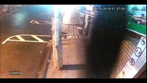 Câmera de videomonitoramento flagra dupla furtando autoescola em Cariacica