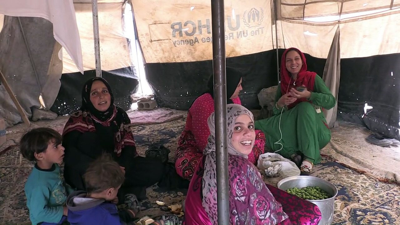 Outside Raqa, displaced Syrians brace for winte...