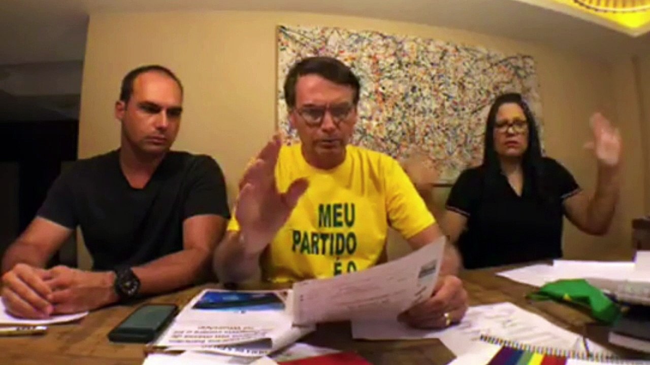 Bolsonaro se defiende por escándalo de noticias falsas en Brasil