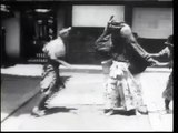 Auguste & Louis Lumière: Acteurs japonais - Exercice de la perruque (1897)