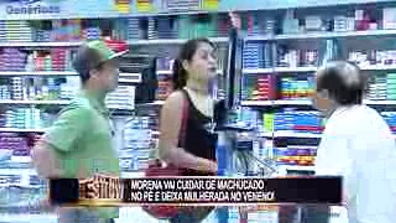 Musa mostra machucado e muito mais ao pedir curativo em farmácia