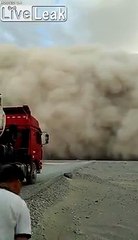 Ce mur de nuage est collé au sol bloquant les véhicules sur la route !
