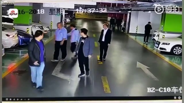 Cette conductrice rentre dans une Maserati, Audi, et BMW au Parking !