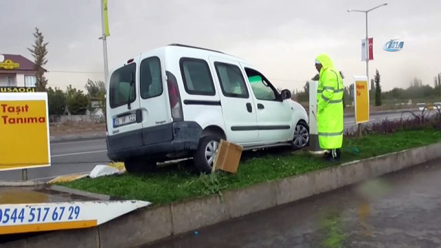 Direksiyon başında kalp krizi geçiren sürücünün kaza anı kamerada