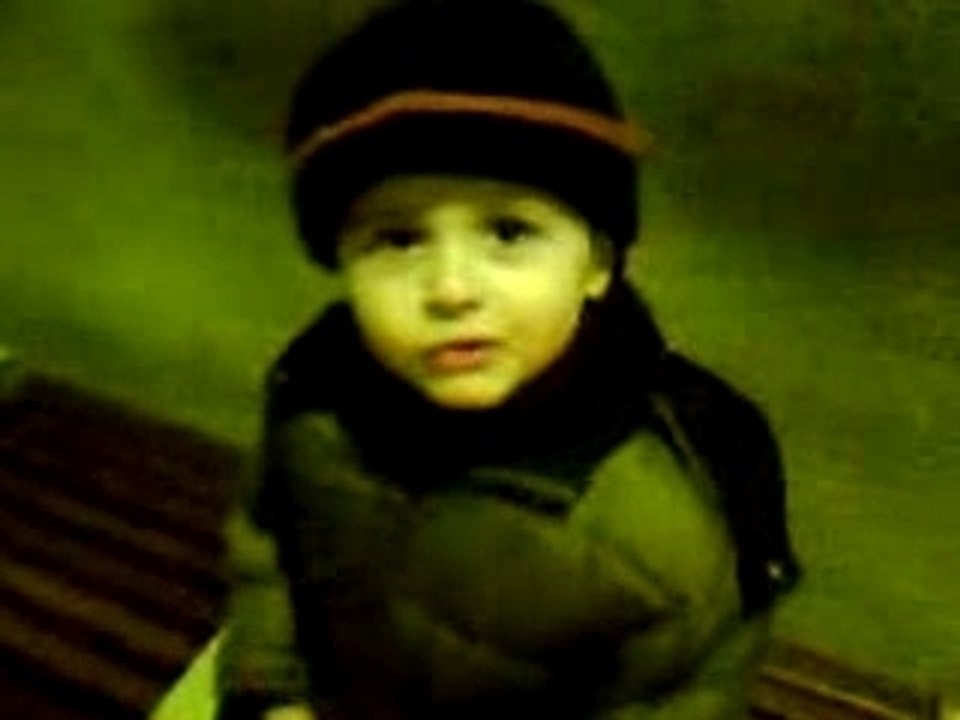 yanis attend le train