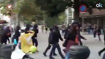 Un grupo de personas quema contenedores en mitad de la Diagonal para sabotear el tráfico.