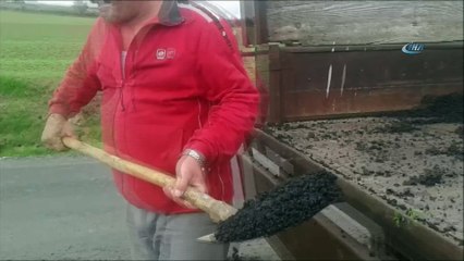 Mahalle muhtarından örnek davranış...Küreği eline aldı, yola yama yaptı