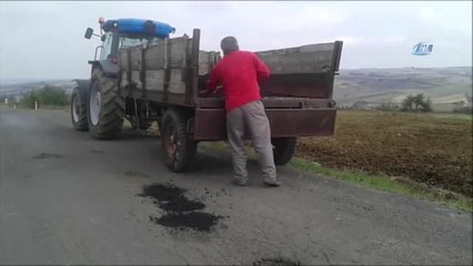 Mahalle Muhtarından Örnek Davranış...küreği Eline Aldı, Yola Yama Yaptı