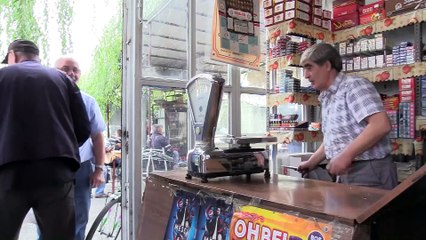 Kitap sevgisini hem bakkal dükkanında hem televizyonda anlatıyor - KAYSERİ