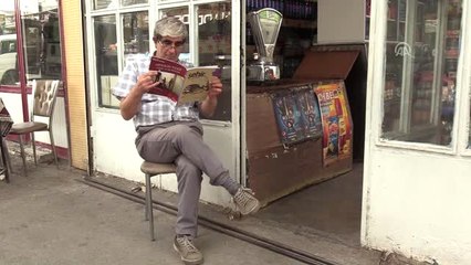 Kitap Sevgisini Hem Bakkal Dükkanında Hem Televizyonda Anlatıyor