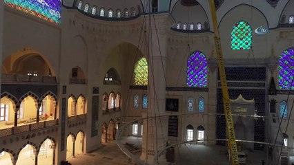 Çamlıca Camii’ne devasa avizenin yerleştirilmesi drone ile görüntülendi