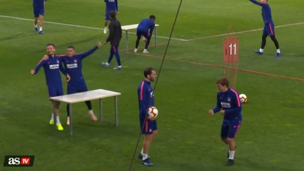 Vidéo : la paire Griezmann-Godín prend une leçon au Teqball