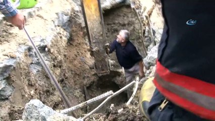Beylikdüzün'de bir sitenin önünde yağmur gideri için çalışma yapan işçi, toprağın altında kaldı