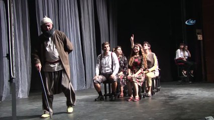 Efeler Belediye Tiyatrosu yeni sezonu alkışlarla açtı