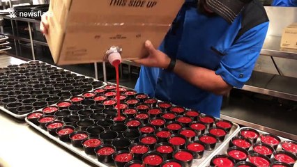 Remplir des pots de ketchup en quelques secondes