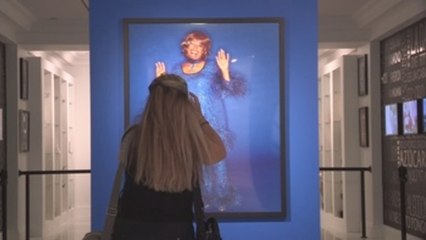 Una exposición en Miami pone la vida de Celia Cruz "encima del tapete"