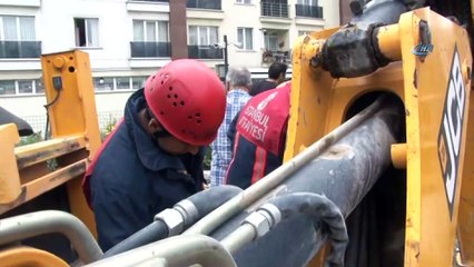 Beylikdüzü'nde bir sitenin önünde yağmur gideri için çalışma yapan işçi, toprağın altında kaldı