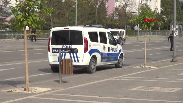 Sivas Şüpheli Çanta İhbarına Giden Polisler, Arızalanan Otomobili İtti